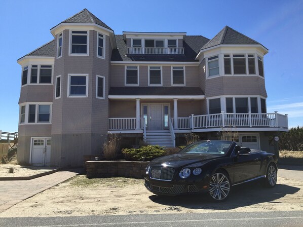 Everyone is a Rock / Movie Star at this House - Your Happy Place awaits you !