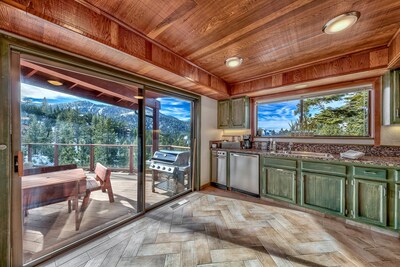 Heavenly Ski Lodge with lake views - only 1 minute to Boulder Lodge chairlift! 