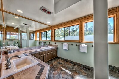 Heavenly Ski Lodge with lake views - only 1 minute to Boulder Lodge chairlift! 