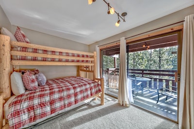 Heavenly Ski Lodge with lake views - only 1 minute to Boulder Lodge chairlift! 