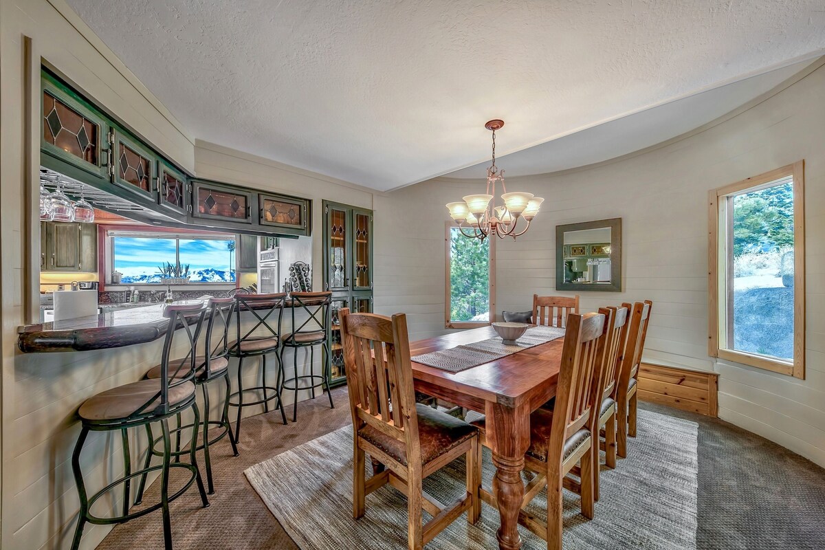 Heavenly Ski Lodge with lake views – only 1 minute to Boulder Lodge chairlift!