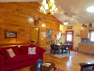 *Bear Hugs Cabin*4BR!*Best Rates*from $180 a night *Pooltable*WIFI*