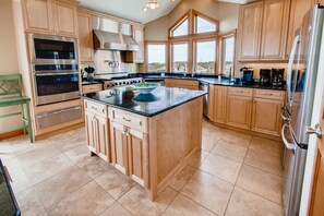 Surf-or-Sound-Realty-Sea-Glass-679-Kitchen