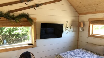 Tiny Home on Snowshoe Creek & Little Wood Lake (RV parking with power)