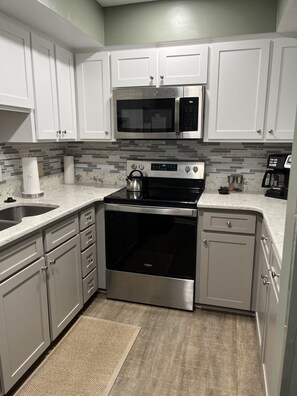 Fully stocked kitchen. New Appliances in 2022
