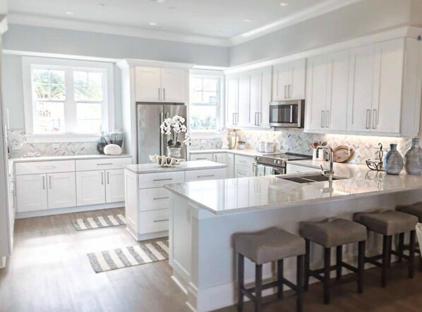 Fully Equipped Chef's Kitchen! 