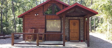 Lucky Log is a one bedroom studio just minutes from Beavers Bend State Park