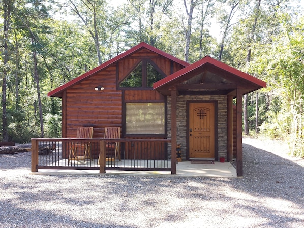 Lucky Log is a one bedroom studio just minutes from Beavers Bend State Park