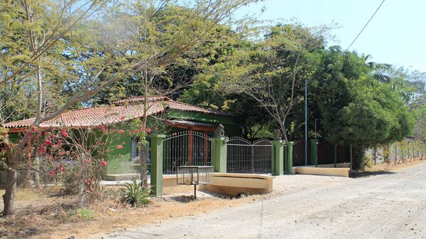 Casa Esmeralda from Calle Mango