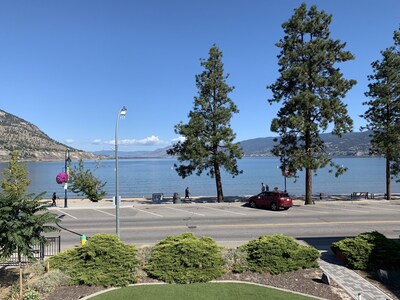 ***SUPERB LOCATION!!*** Directly Across from Lake Okanagan!