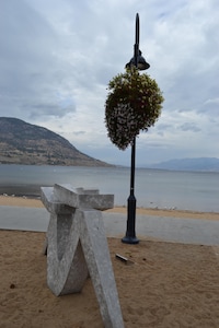 ***SUPERB LOCATION!!*** Directly Across from Lake Okanagan!