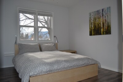 ***SUPERB LOCATION!!*** Directly Across from Lake Okanagan!