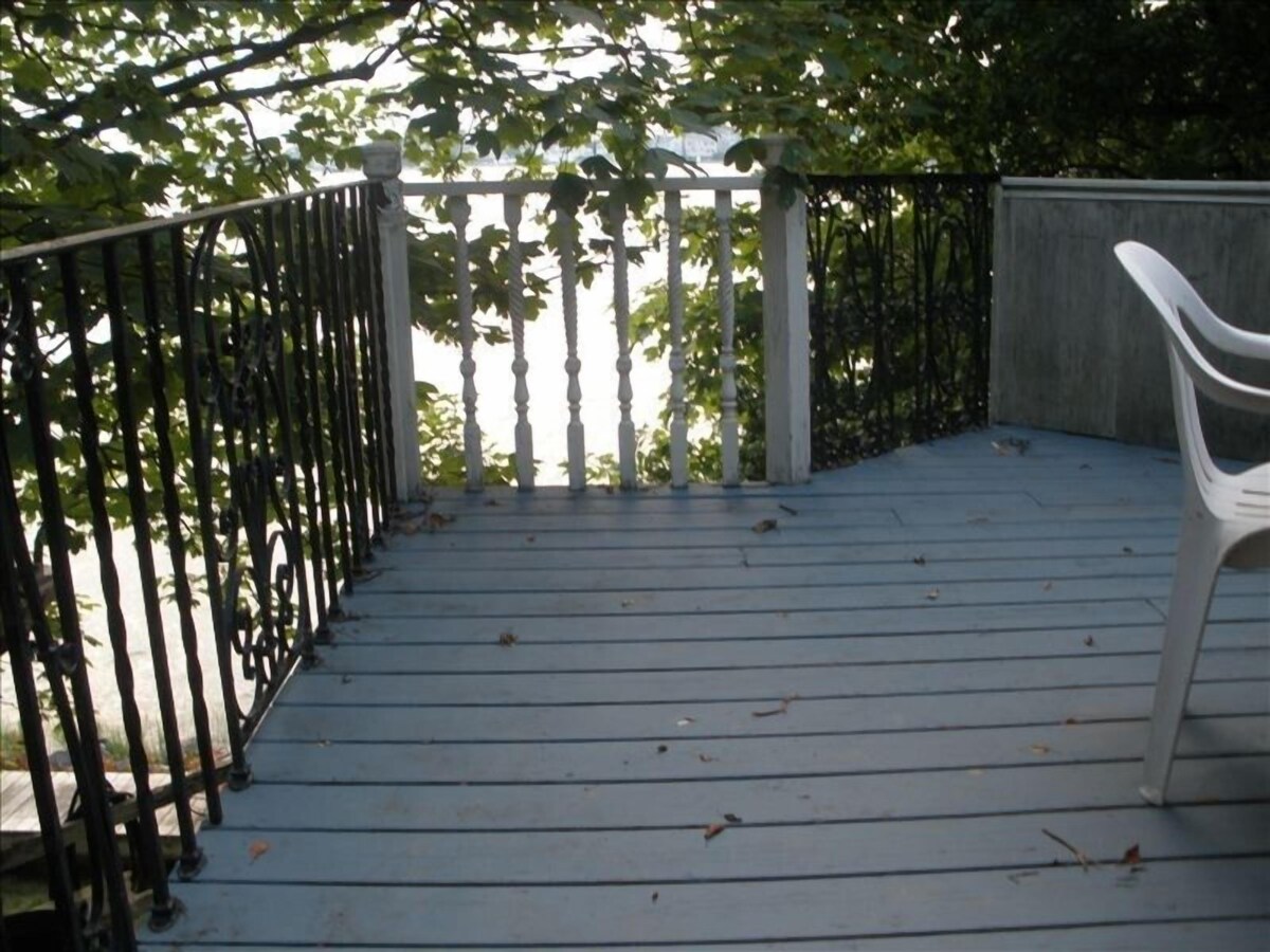 Waterfront – Magnificent Sunsets – Direct Water Access