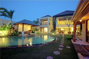 10 Bedooms Villa,10 minutes to the beach
