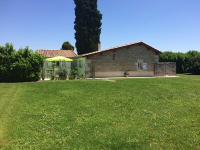 Idílica casa de piedra con piscina y spa en 4 hectáreas en el río Lot