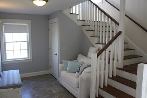 Entrance leading to 2nd floor. Tile and HW floors throughout.