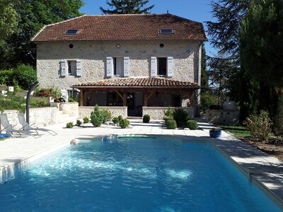 Stone Farmhouse in the heart of Quercy Blanc amongst the sunflower fields