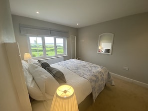 Bedroom with ensuite and Kingsize Hypnos beds Sea View

