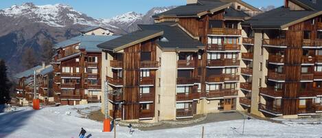 Immeuble côté pistes en hiver