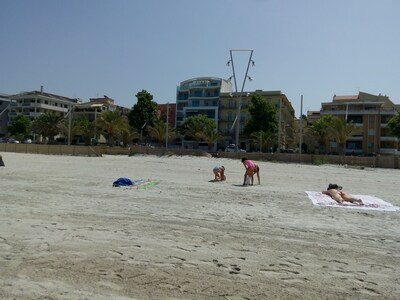 At the beach on foot, forgetting stress and the car