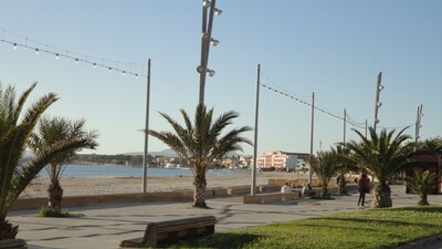 At the beach on foot, forgetting stress and the car