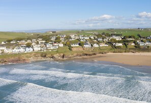 The alluring and welcoming waves of Polzeath beach