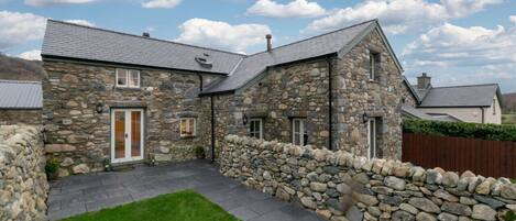 Beautiful cottage for 2 near Conwy and walking distance to village pub