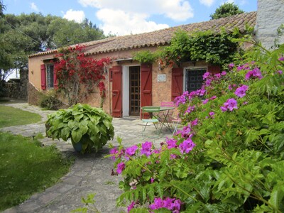 Encantadora casa (stazzu reformada) con amplio jardín con árboles y vistas al mar. 