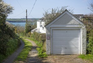Schoopers, Rock. Tucked away down a country lane at Gentle Jane, just a short stroll from the waters edge