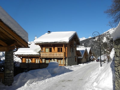 Apartment (8 pers.) on 50 m' of the ski slopes, next to the authentic village