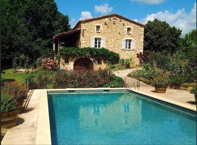 Grand Vue vert -Spacious 2 Bedroom  Gite,heated pool on edge of medieval village