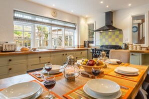No. 2 The Fish Cellars, Port Isaac. Lower ground floor:   Dining kitchen with Rangemaster cooker