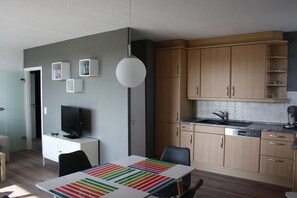 Wohnzimmer mit offener Küche