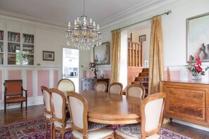 vue de la salle à manger en direction de la cuisine