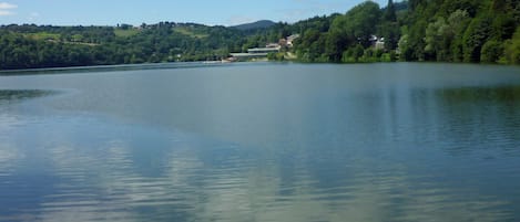 Vue générale du lac d'Aydat au pied de la maison