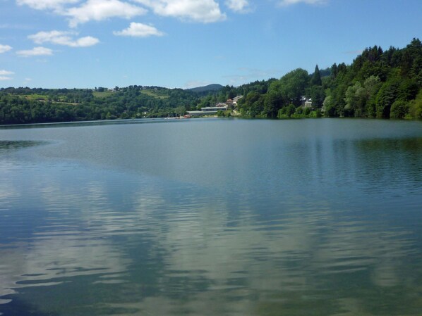 Vue générale du lac d'Aydat au pied de la maison