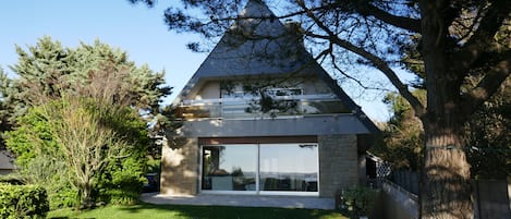 La terrasse, espace de vie et la grande chambre.