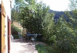 La terrasse ombragée pour l'été ; accès de plain pied au séjour.