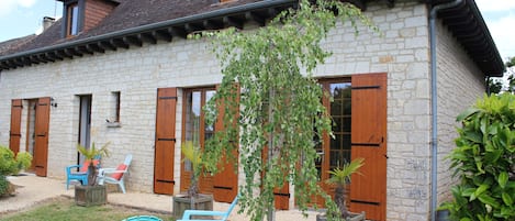 jolie maison périgourdine en pierre ouverte sur son jardin