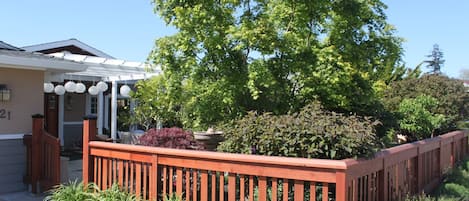 Entrance and front yard.