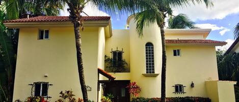 Welcome to Mi Casa Amarilla ~ 3,000 square feet of total comfort!