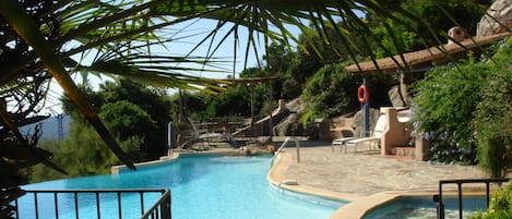 Piscine avec bain pour enfants, transats, tables, chaises, cuisine d'été équipée