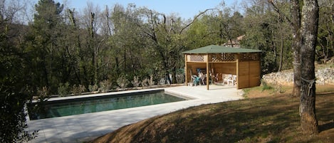 la piscine et le kiosque