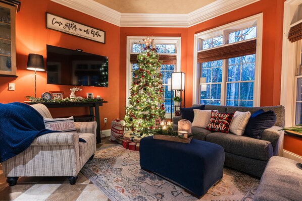 Kitchen sitting room (decorated for the holidays)