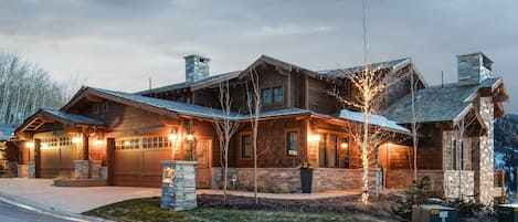 This Modern Mountain Home offers 4 Bedrooms, 2 Indoor & 2 Outdoor Living Spaces
