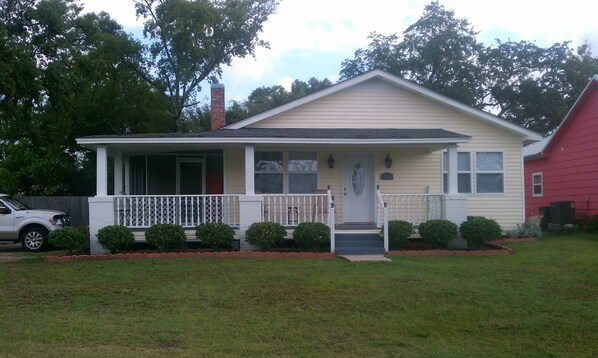 "Gulfport Breeze" Spacious  Corner House, Lots of Outdoor Space