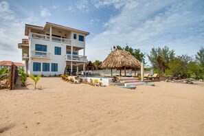 Beach and rear-view wide shot.
