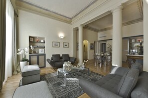 Living room  with  original  XVII frescoes  