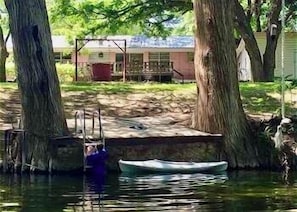 Sparkling Frio - DEEPEST PART OF THE FRIO RIVER. ROPE SWING, KAYAK, LADDER, MASSIVE OAKS, FIRE PIT, LUSH LAWNS.