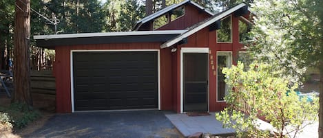 Nice paved driveway and level access!